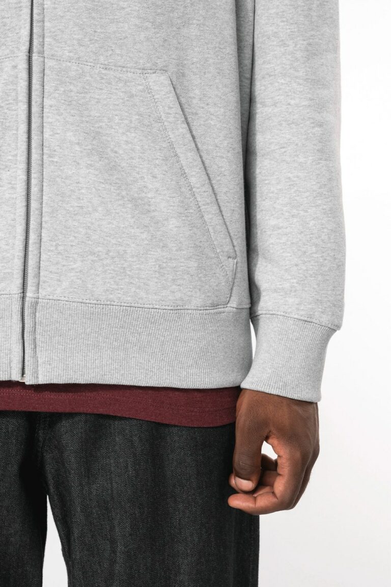 Détail de la poche kangourou et des bords côtelés de la veste K444