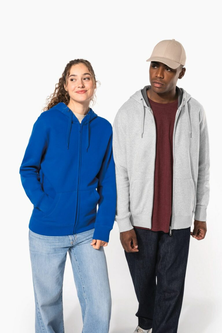 Homme et femme portant la veste à capuche épaisse personnalisable K444 en gris chiné et bleu royal
